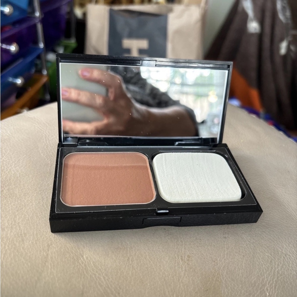 Bobbi Brown Skin Weightless Powder Foundation in Shade Chestnut 9.  New!